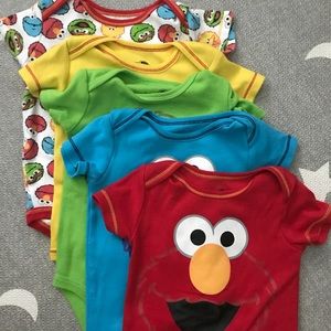 Set of 5 Sesame Street onesies 12 months